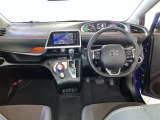 運転席周りのレイアウトをご覧ください。ナビゲーションが綺麗に装着されすっきり収まってますね!