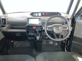 運転席周りのレイアウトをご覧ください。ナビゲーションが綺麗に装着されすっきり収まってますね!