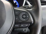 アダプティブクルーズコントロール機能付きです。走行中に先行車の様子を検知しながら、設定した車速の範囲内で先行車との距離のキープを支援します。詳細は販売店スタッフまでおたずねください。