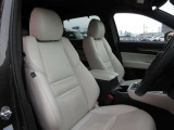 ホールド性と体幹の安定を追求したフロントシート。理想的な姿勢を保ち、長時間のドライブでも疲れにくい設計です。快適な乗り心地で、毎日の運転を心地よくサポートしてくれる魅力的な装備です。