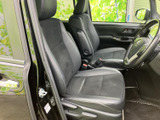 運転席からの視界は広く、運転操作もスムーズに行えます。シートの座り心地も良く、長距離運転でも疲れにくいでしょう。快適な空間です。