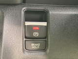 視認性の高いメーター類で、運転に必要な情報を的確に把握できます。運転に集中できる、シンプルで機能的なデザインが魅力です。