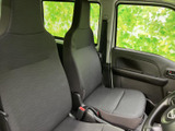 落ち着いた色合いのシートが、車内空間をより広く感じさせます。座り心地も良く、長距離運転でも疲れにくいでしょう。