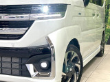 【LEDヘッドライト】悪天候や夜間走行時も良好な視界を確保し安心して運転できる高輝度LEDヘッドライトを装備!点灯速度が早く、消費電力も抑えられています。