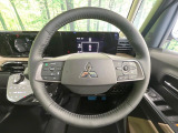 インテリアに合わせたデザインのステアリングは、運転される方のことも考え、運転しやすい形状、大きさです。是非一度、実際に触ってお確かめください。