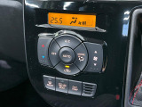 【オートエアコン】一度お好みの温度に設定すれば、車内の温度を検知し風量や温度を自動で調整。暑い&hellip;寒い&hellip;と何度もスイッチ操作をする必要はありません。快適な車内空間には必須の機能ですね♪