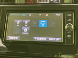 ラジオやCD、Bluetooth接続など、多彩な音源に対応しています。お好みの音楽を楽しみながら、快適なドライブを過ごしましょう。高音質で音楽に浸れます。