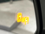 【ブラインドスポットモニター】走行中、ドアミラーの死角になりやすい箇所に後続車が接近するとサイドミラーのレンズに警告を表示!ドライバーに注意喚起をしてくれます。