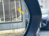 【ブラインドスポットモニター】走行中、ドアミラーの死角になりやすい箇所に後続車が接近するとサイドミラーのレンズに警告を表示!ドライバーに注意喚起をしてくれます。