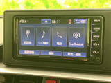 様々な情報を一画面で確認でき、操作も直感的に行えます。車両設定やスマートフォン連携も可能です。快適なカーライフをサポートします。