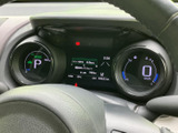 視認性の高いメーターで、運転に必要な情報を的確に把握できます。運転状況を分かりやすく表示し、安全運転をサポートします。