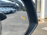 【ブラインドスポットモニター】走行中、ドアミラーの死角になりやすい箇所に後続車が接近するとサイドミラーのレンズに警告を表示!ドライバーに注意喚起をしてくれます。