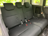 ゆったりと座れる後席空間。長距離移動でも快適に過ごせます。家族や友人と、楽しい時間を共有できる空間です。