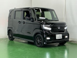 狭い駐車場でも、スライドドアならチャイルドシートへのお子さまの乗降や荷物の積載もスムーズ。とても便利な【両側電動スライドドア】ドアハンドを少し引くだけでリアドアが自動開閉します。