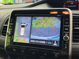 バック時の安全確認をサポートするモニター画面。狭い場所での運転や駐車も、より安心に行えます。周囲の状況をしっかり確認しましょう。