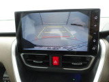 後退時に車両の後ろ側をモニター画面に表示します。車庫入れなどでバックする際に後方確認ができて便利です。車庫入れが苦手な人もこれで安心。