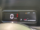 視認性の高いメーターパネルが、運転に必要な情報を分かりやすく表示。安全運転をサポートする機能も充実しています。