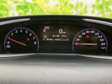 視認性の高いメーター類が、運転に必要な情報を的確に伝えます。運転状況を一目で把握でき、安全運転をサポート。夜間でも見やすいデザインです。