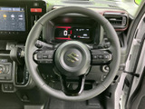 握りやすい形状で、運転操作を快適に。オーディオやハンズフリー通話のスイッチを操作でき、運転に集中できます。使い勝手も考慮されています。
