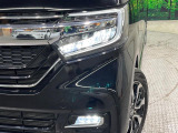 【LEDヘッドライト】悪天候や夜間走行時も良好な視界を確保し安心して運転できる高輝度LEDヘッドライトを装備!点灯速度が早く、消費電力も抑えられています。