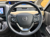 インテリアに合わせたデザインのステアリングは、運転される方のことも考え、運転しやすい形状、大きさです。是非一度、実際に触ってお確かめください。