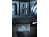 USBタイプA・タイプC・HDMI接続が可能です。Apple CarPlayやAndroid Auto連携機能もあります。