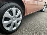 車のデザインにマッチした、純正スチールホイール!
