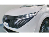 夜間走行の様々な局面に向けて、LEDヘッドランプで視認性をしっかり確保☆ハロゲンヘッドランプのおおよそ2倍の光量で、広範囲に明るくドライバーをサポートしてくれます。