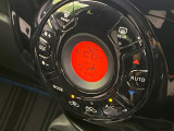【オートエアコン】一度お好みの温度に設定すれば、車内の温度を検知し風量や温度を自動で調整。暑い&hellip;寒い&hellip;と何度もスイッチ操作をする必要はありません。快適な車内空間には必須の機能ですね♪