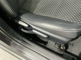 シートハイトアジャスターが付いているので運転姿勢を調整するのに便利ですね。身長に合ったシートポジションは安全運転や疲労軽減にもつながります。