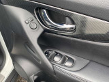 運転席側スイッチでは、各席の窓ガラスの開閉ができます。