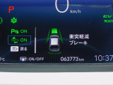 CMBS(追突軽減ブレーキ)・ミリ波レーダーと単眼カメラで前走車や歩行者」を検知。衝突する恐れがある場合音とディスプレーで警告をしさらに接近すると軽いブレーキ、強いブレーキと段階的に衝突回避を支援