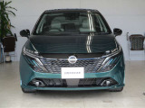 日産らしさを引き立てる大きなデジタルVモーショングリル。