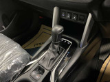操作しやすいATシフトです♪シフトチェンジを気にしなくていいので運転だけに集中できますね!自然と手に届くところにある、手になじむ形状のシフトノブがいいですね♪