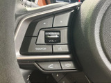 握りやすいステアリング形状で、長時間の運転でも疲れにくいです。オーディオやハンズフリー通話の操作も可能です。