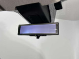 スマートルームミラーで後方の映像がルームミラーで確認できます。