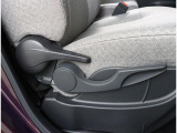 運転席にはレバー式のシートリフター付ですので、ご自分にあった高さで運転が可能です。