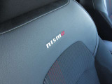 NISMO専用シート地(専用ファブリック/合皮コンビ・レッドステッチ)