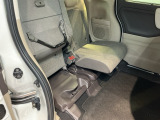【チップアップシート】座面を跳ね上げれば、後席がそのまま背の高い荷物置き場に。ベビーカーや観葉植物も、横にせずそのまま積み込めます。「高さ」を活かせる車に欠かせないアレンジです。