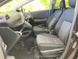運転席周りのデザインも洗練されており、操作性にも優れています。ステアリングやシフトノブなど、触れる部分にもこだわりを感じられます。快適な運転環境です。