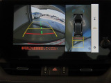 車両を上から見たような映像を映し出すパノラミックビューモニター付きです。