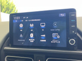 ラジオ、CD、TV、Apple CarPlay、Android Autoなど、多彩なソースに対応。お好みの音楽や情報を楽しめます。長距離移動も飽きさせません。