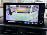 後退時に車両の後ろ側をモニター画面に表示します。車庫入れなどでバックする際に後方確認ができて便利です。車庫入れが苦手な人もこれで安心。