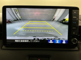 リバースギアに入れるだけで後方の表示へ切り替わります。夜間や雨の日の駐車も楽になりますよ。