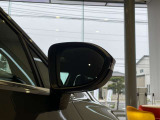 リバース連動機能やヒーターを標準装備し、日常の駐車や雨天時も安心です。