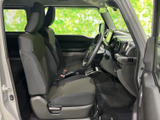 ドライバー視点からの視界は広く、運転しやすい環境です。シンプルなデザインながらも、必要な機能はしっかり備わっています。