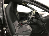高いホールド性で運転姿勢が安定します。長距離ドライブでも疲れにくいのが魅力です。快適なドライビングライフをお送りください♪