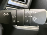 操作しやすい位置に配置されたウインカーレバー。スムーズな操作で安全な車線変更をサポートします。直感的な操作感で快適。