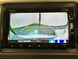 リバースギアに入れるだけで後方の表示へ切り替わります。夜間や雨の日の駐車も楽になりますよ。