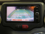 車両後方の映像を映すバックモニター。進路を確認しながら安全に車庫入れできます。